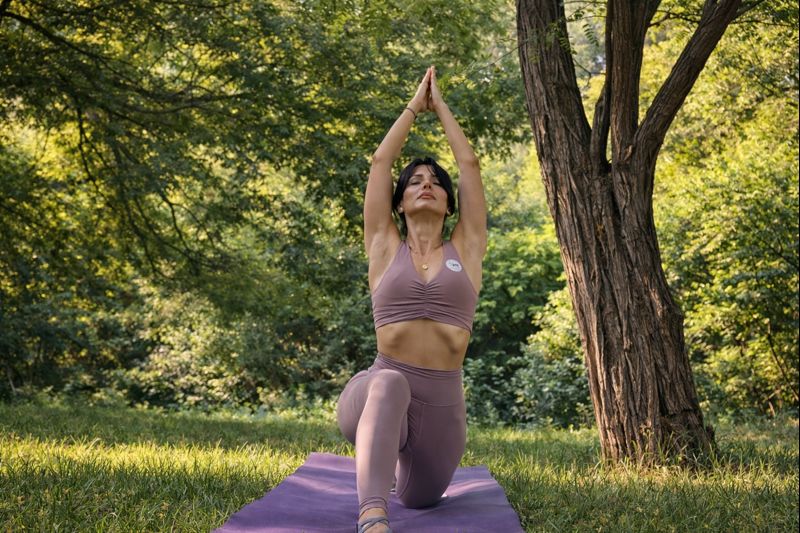 Jeta demonstrating core and glute activation exercise